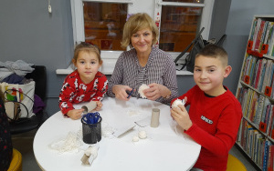 Uczestnicy zajęć w ramach Klubu Książkowych Jeżyków