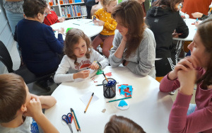 Uczestnicy zajęć w ramach Klubu Książkowych Jeżyków