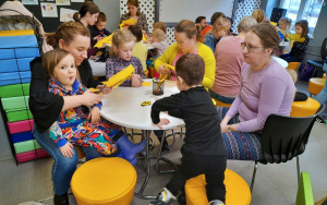 Uczestnicy zajęć w ramach Klubu Książkowych Jeżyków