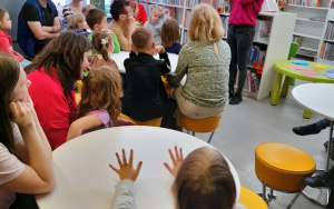 Uczestnicy zajęć w ramach Klubu Książkowych Jeżyków