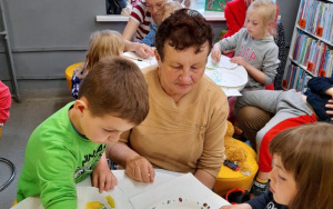 Uczestnicy zajęć w ramach Klubu Książkowych Jeżyków