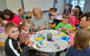 Uczestnicy zajęć w ramach Klubu Książkowych Jeżyków