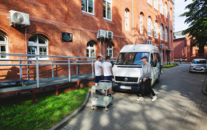 Fotorelacja z dostawy książek do Dolonośląskiego Centrum Onkologii
