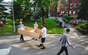 Fotorelacja z dostawy książek do Dolonośląskiego Centrum Onkologii