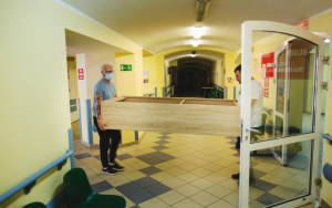 Fotorelacja z dostawy książek do Dolonośląskiego Centrum Onkologii