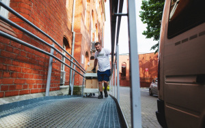 Fotorelacja z dostawy książek do Dolonośląskiego Centrum Onkologii