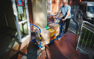 Fotorelacja z dostawy książek do Dolonośląskiego Centrum Onkologii