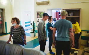 Fotorelacja z dostawy książek do Dolonośląskiego Centrum Onkologii