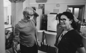 Fotorelacja z dostawy książek do Dolonośląskiego Centrum Onkologii