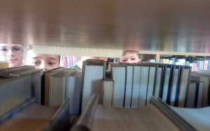 Wizyta piątoklasistów ze Szkoły Katolickiej w oleśnickiej bibliotece