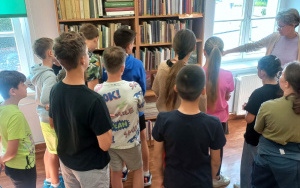 Wizyta piątoklasistów ze Szkoły Katolickiej w oleśnickiej bibliotece