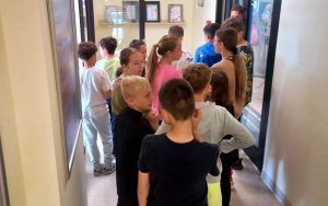 Wizyta piątoklasistów ze Szkoły Katolickiej w oleśnickiej bibliotece