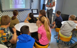 Wizyta piątoklasistów ze Szkoły Katolickiej w oleśnickiej bibliotece