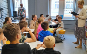 Wizyta piątoklasistów ze Szkoły Katolickiej w oleśnickiej bibliotece