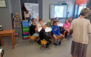 Wizyta piątoklasistów ze Szkoły Katolickiej w oleśnickiej bibliotece