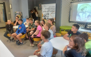 Wizyta piątoklasistów ze Szkoły Katolickiej w oleśnickiej bibliotece
