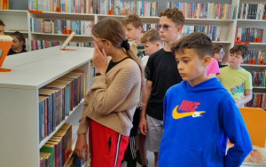 Wizyta piątoklasistów ze Szkoły Katolickiej w oleśnickiej bibliotece