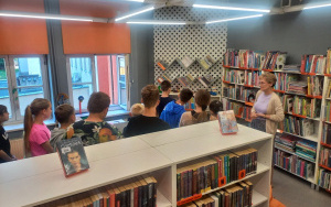 Wizyta piątoklasistów ze Szkoły Katolickiej w oleśnickiej bibliotece