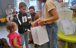 Uczestnicy zajęć w ramach Klubu Książkowych Jeżyków