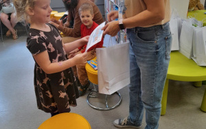 Uczestnicy zajęć w ramach Klubu Książkowych Jeżyków