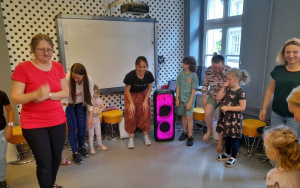 Uczestnicy zajęć w ramach Klubu Książkowych Jeżyków