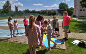 Uczestnicy zajęć wakacyjnych w Bibliotece Pod Pegazem