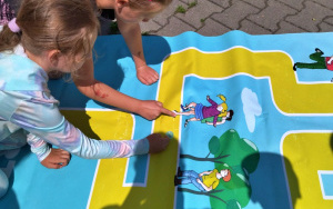 Uczestnicy zajęć wakacyjnych w Bibliotece Pod Pegazem