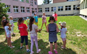 Uczestnicy zajęć wakacyjnych w Bibliotece Pod Pegazem