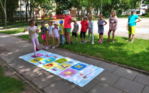 Uczestnicy zajęć wakacyjnych w Bibliotece Pod Pegazem