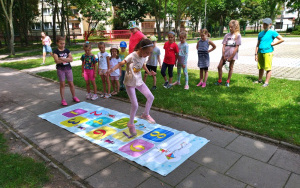 Uczestnicy zajęć wakacyjnych w Bibliotece Pod Pegazem
