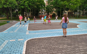 Uczestnicy zajęć wakacyjnych w Bibliotece Pod Pegazem