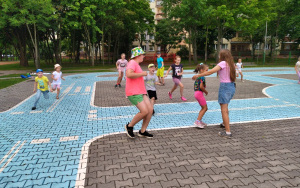 Uczestnicy zajęć wakacyjnych w Bibliotece Pod Pegazem