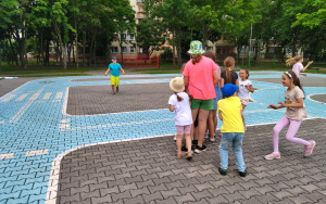 Uczestnicy zajęć wakacyjnych w Bibliotece Pod Pegazem