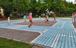 Uczestnicy zajęć wakacyjnych w Bibliotece Pod Pegazem