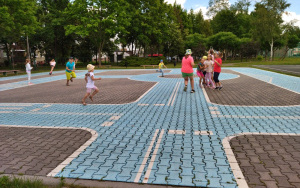 Uczestnicy zajęć wakacyjnych w Bibliotece Pod Pegazem