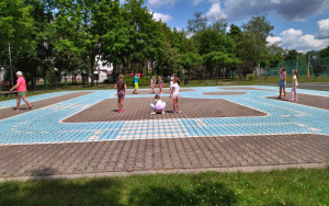 Uczestnicy zajęć wakacyjnych w Bibliotece Pod Pegazem