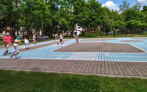 Uczestnicy zajęć wakacyjnych w Bibliotece Pod Pegazem