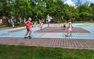 Uczestnicy zajęć wakacyjnych w Bibliotece Pod Pegazem