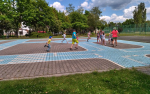 Uczestnicy zajęć wakacyjnych w Bibliotece Pod Pegazem