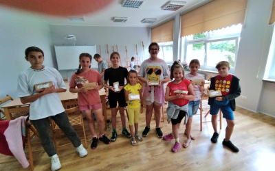 Uczestnicy zajęć wakacyjnych w Bibliotece Pod Pegazem