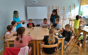 Uczestnicy zajęć wakacyjnych w Bibliotece Pod Pegazem