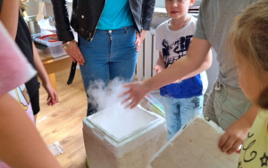 Uczestnicy zajęć wakacyjnych w Bibliotece Pod Pegazem