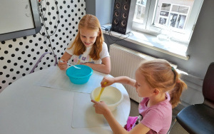 Uczestnicy zajęć wakacyjnych w Bibliotece Pod Pegazem