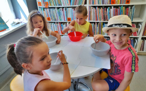 Uczestnicy zajęć wakacyjnych w Bibliotece Pod Pegazem