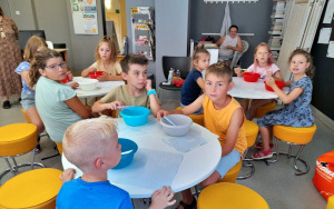 Uczestnicy zajęć wakacyjnych w Bibliotece Pod Pegazem