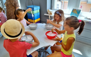 Uczestnicy zajęć wakacyjnych w Bibliotece Pod Pegazem