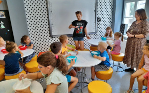 Uczestnicy zajęć wakacyjnych w Bibliotece Pod Pegazem