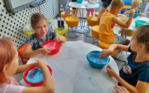 Uczestnicy zajęć wakacyjnych w Bibliotece Pod Pegazem