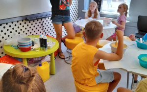 Uczestnicy zajęć wakacyjnych w Bibliotece Pod Pegazem