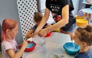 Uczestnicy zajęć wakacyjnych w Bibliotece Pod Pegazem